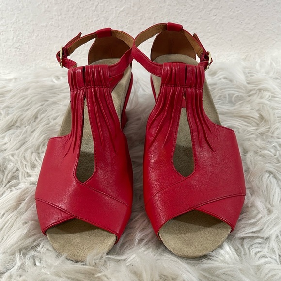 EARTHIES ARTSY Ankle Strap Wedge Sandals Heels Womens
10 Ruby Red VERIA LEATHER - Picture 2 of 15